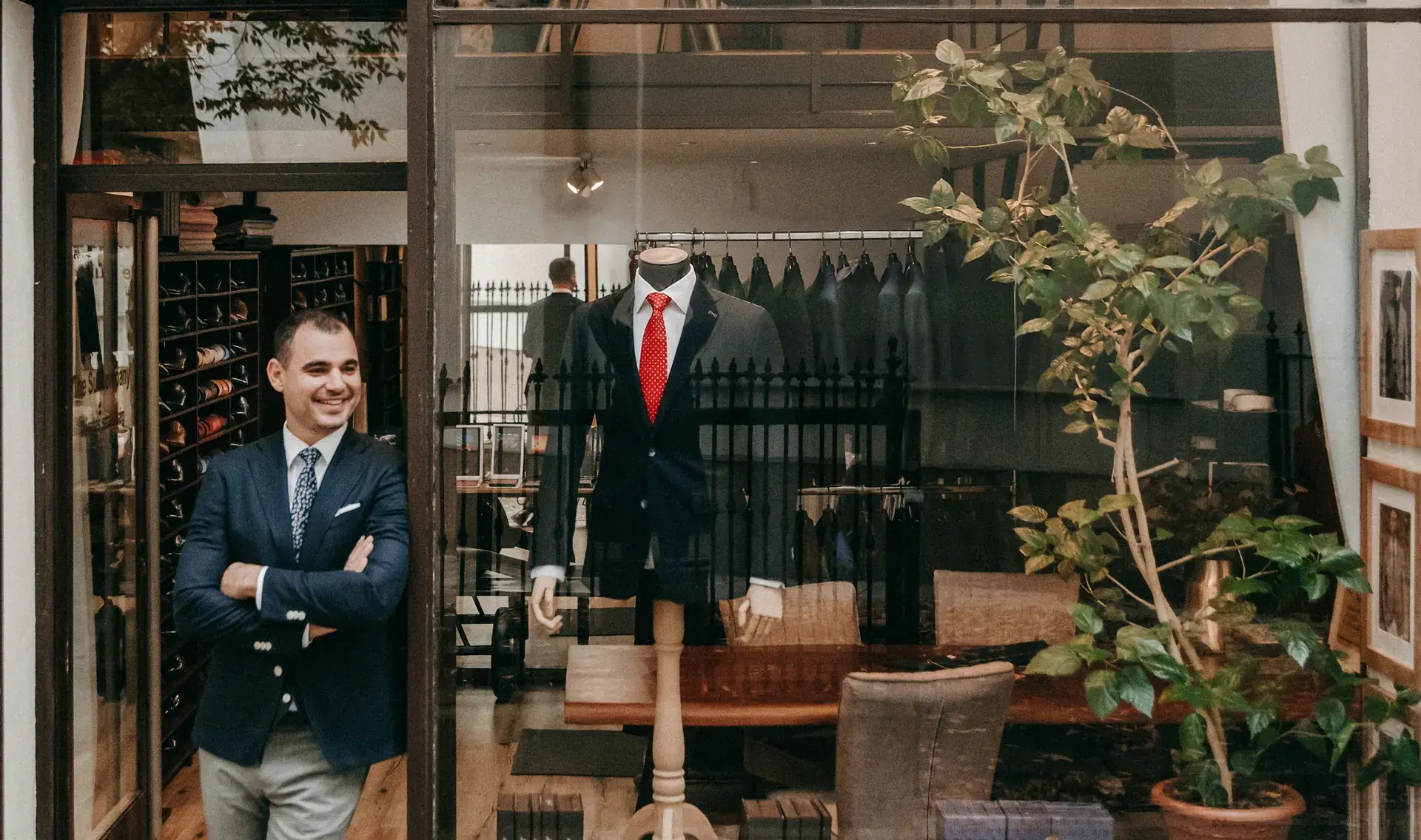 Méretes férfi szabóság Budapesten: Pónya Márk a The Suit Company üzletének bejáratánál